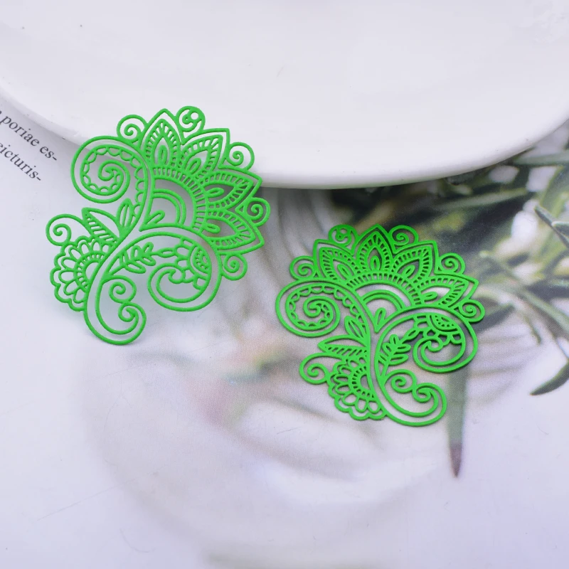 30 Stück AB6582 33*40mm Filigrane Fluoreszenzfarbene Blumenanhänger aus Metall-Messing Dünne Anhänger für Ohrringe – Detail 10