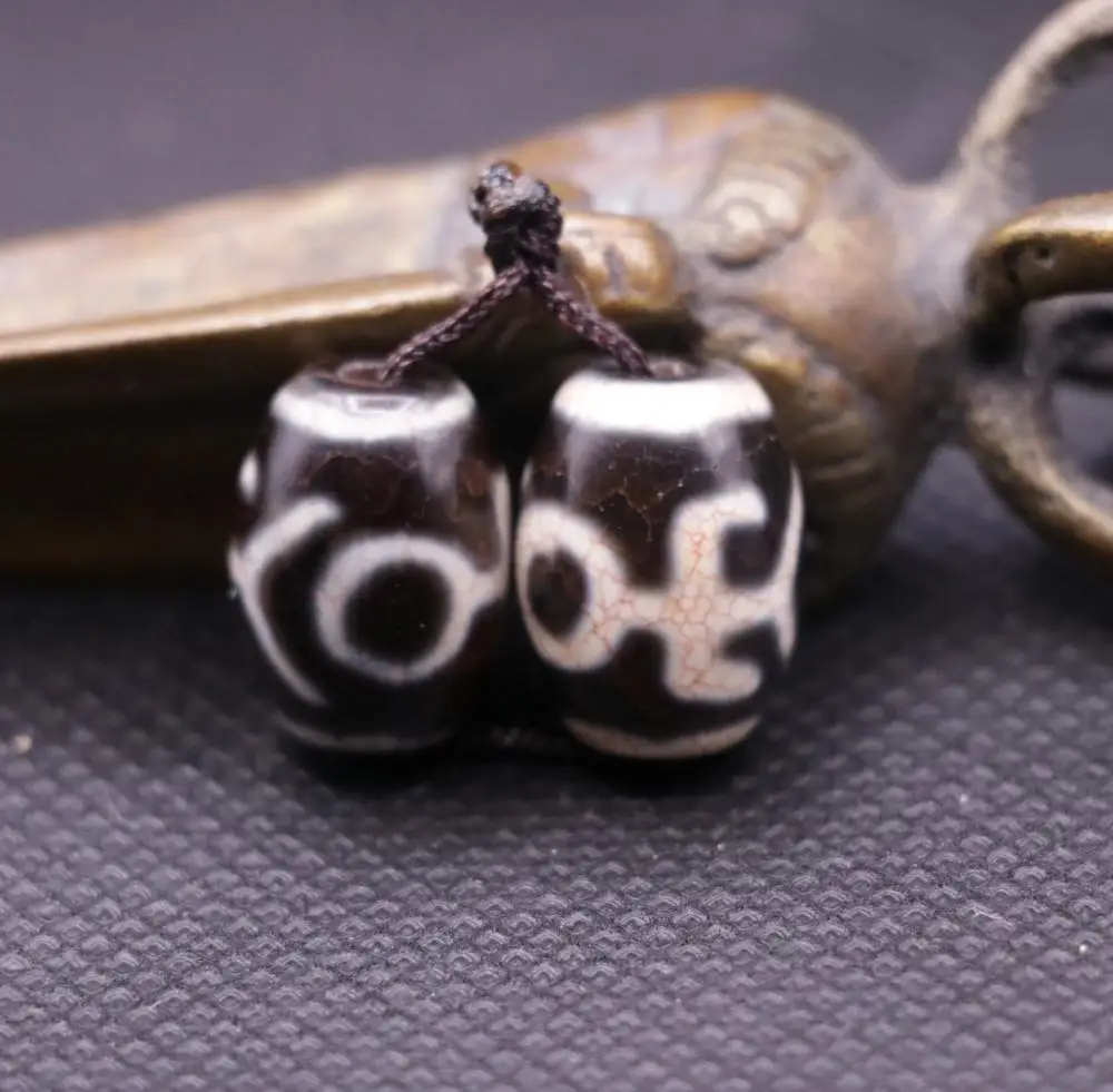 

A Pair of Power Tibetan Old Agate Guiren Tairen Big Man Bloody dZi Bead Amulet LKbrother Sauces Top Qulality Garrentee