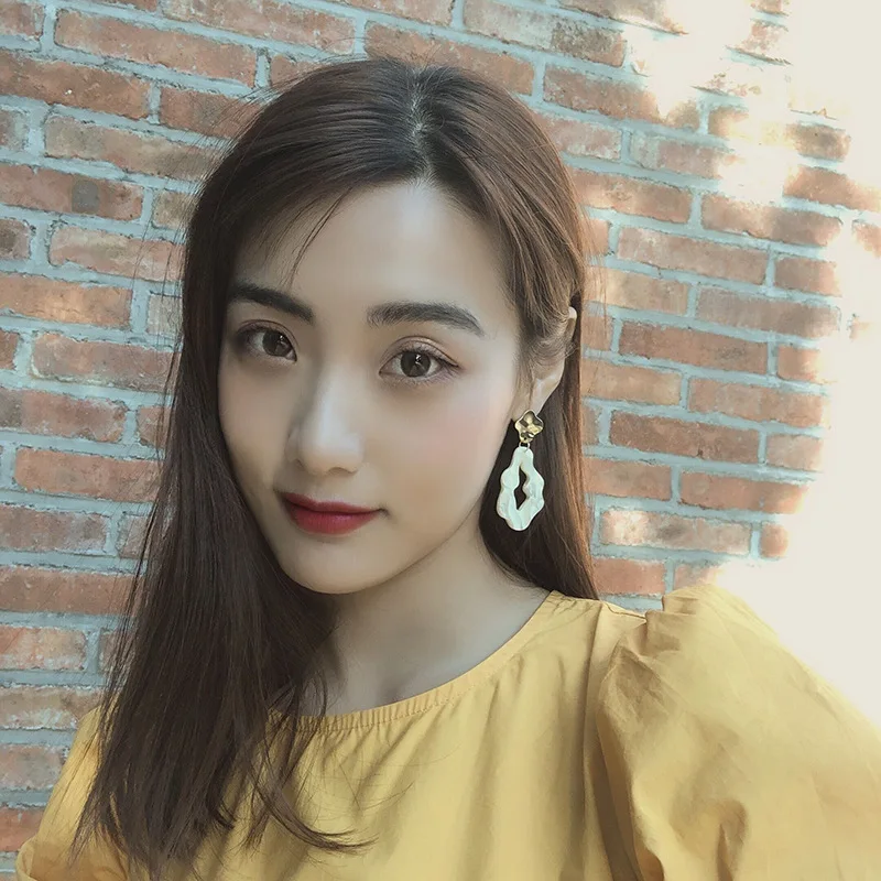 Irregular Elegant White Resin Ellipse Ear Clips Korean Exaggerated Big Hollow Out Geometric Clip on Earrings Without Piercing