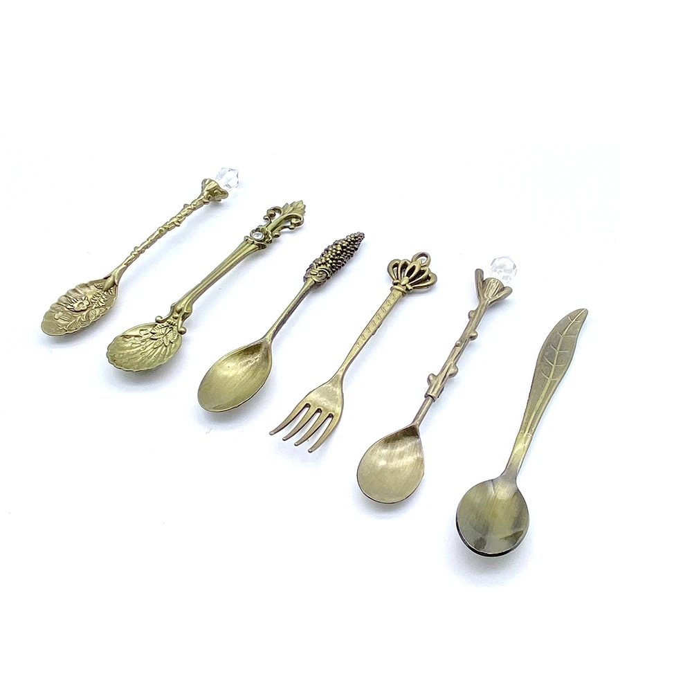 6 pezzi cucchiai Vintage forchetta posate Set Mini stile reale metallo intagliato oro cucchiaino caffè snack frutta Dessert forchetta attrezzo della