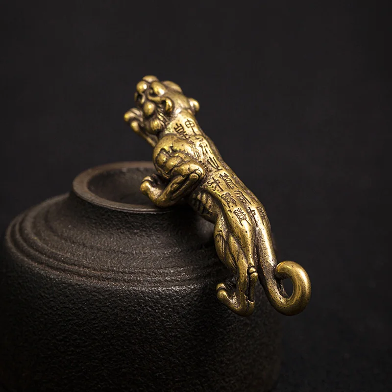 Antique Copper Sculpture Chinese Tiger Token Statue Desktop Ornament Home Decor Natural Aging Brass Animal Figurines Decorations
