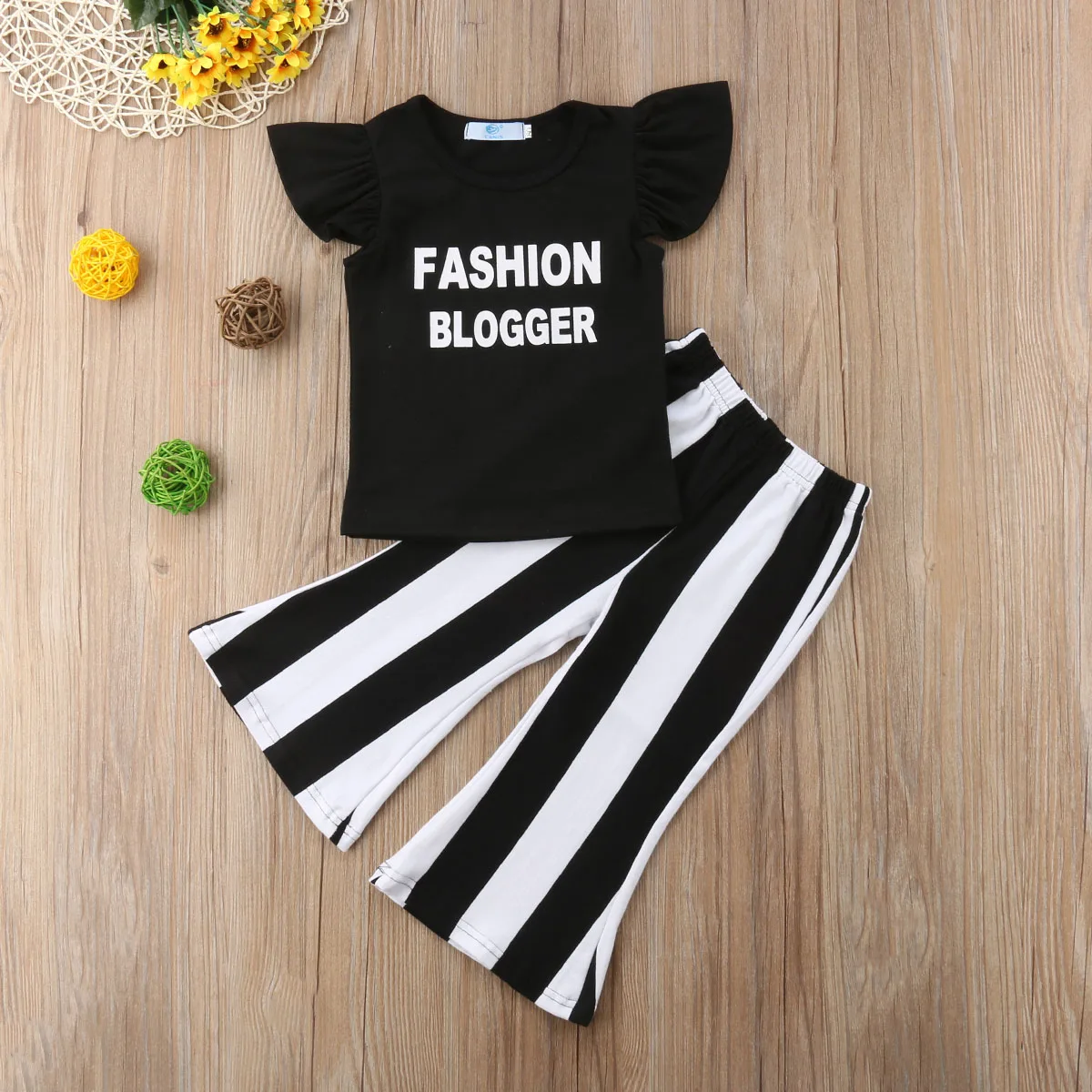 Conjunto de ropa de 2 piezas para niñas pequeñas, camisetas negras de manga corta de pétalos, Tops, pantalones acampanados a rayas, trajes