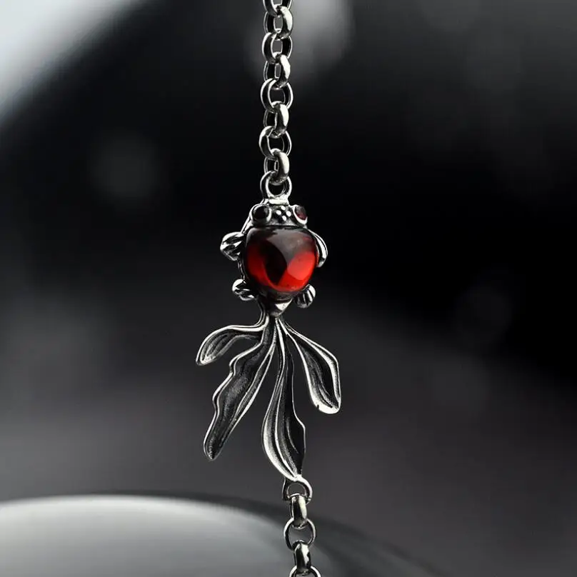 

Браслет-цепочка из серебра 925 пробы с гранатом и рыбкой