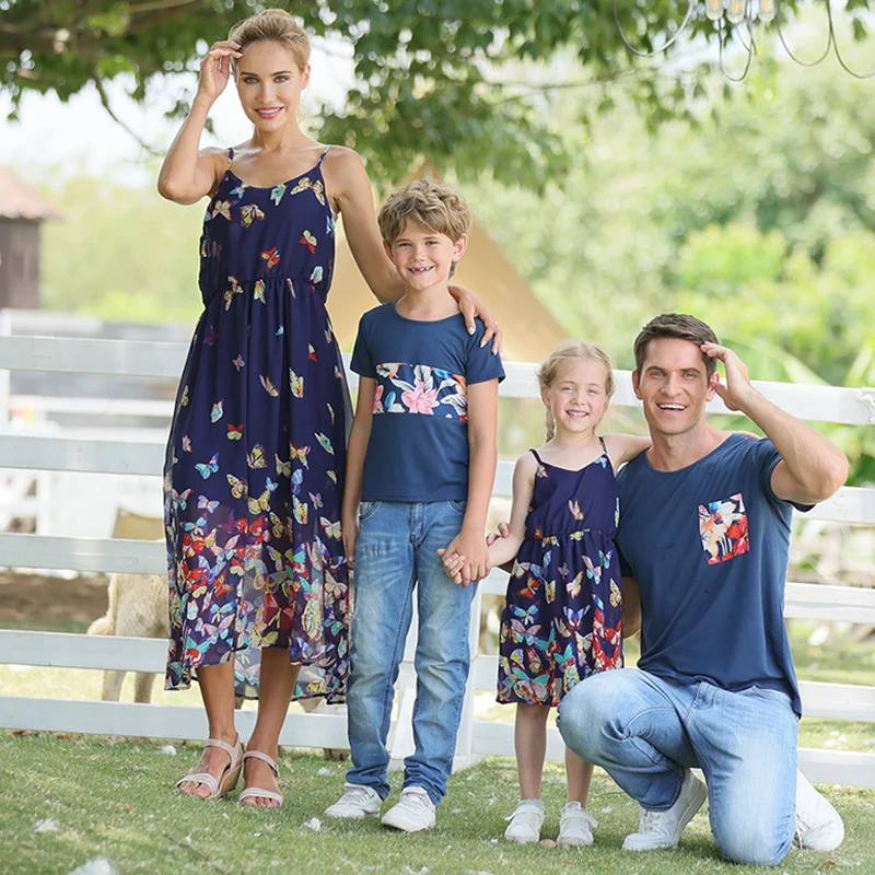 Família pai filho t-shirts 2022 família olhar conjunto mãe e filha vestido de verão borboleta impressão vestido longo mamãe e me roupas