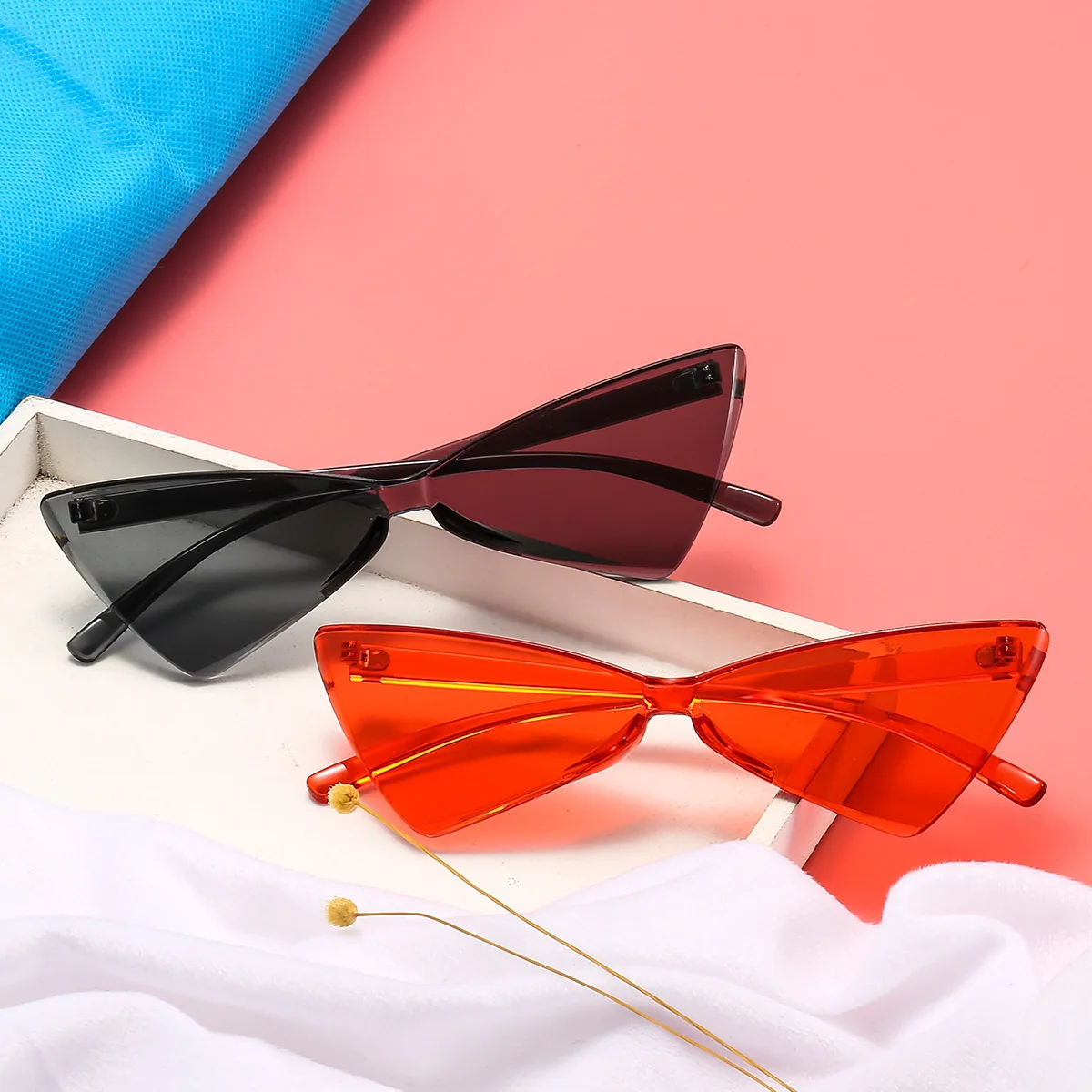 

The new triangle cat's eye sunglasses one lens bowknot web celebrity female candy color street snap his glasses shade