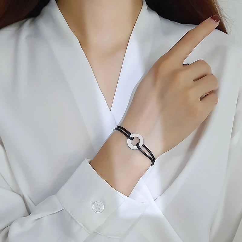 Vnox Nach Name Verriegelt Kreis Charme Armband für Männer Frauen Einstellbare Länge Kette Gravieren Initial Casual Paar Geschenk