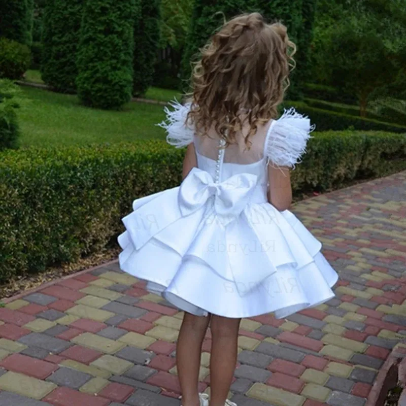 Elegante Weiß Knie Länge Kurze Blume Mädchen Kleider für Hochzeit Feder Perlen Baby Kinder Tiered Satin Rock Geburtstag Party Kleider