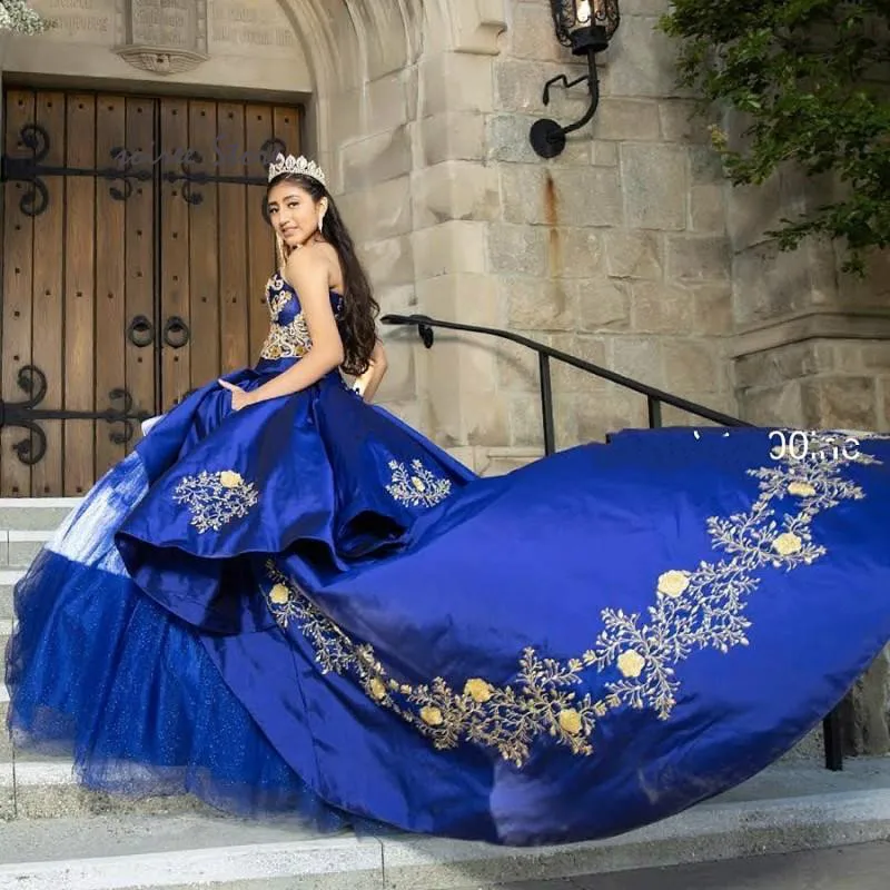 فساتين Quinceanera الفاخرة باللون الأزرق الملكي 2020 على شكل قلب من الدانتيل الذهبي مشد علوي منفوش للحفلات الراقصة فستان مثير vestidos de 15 años