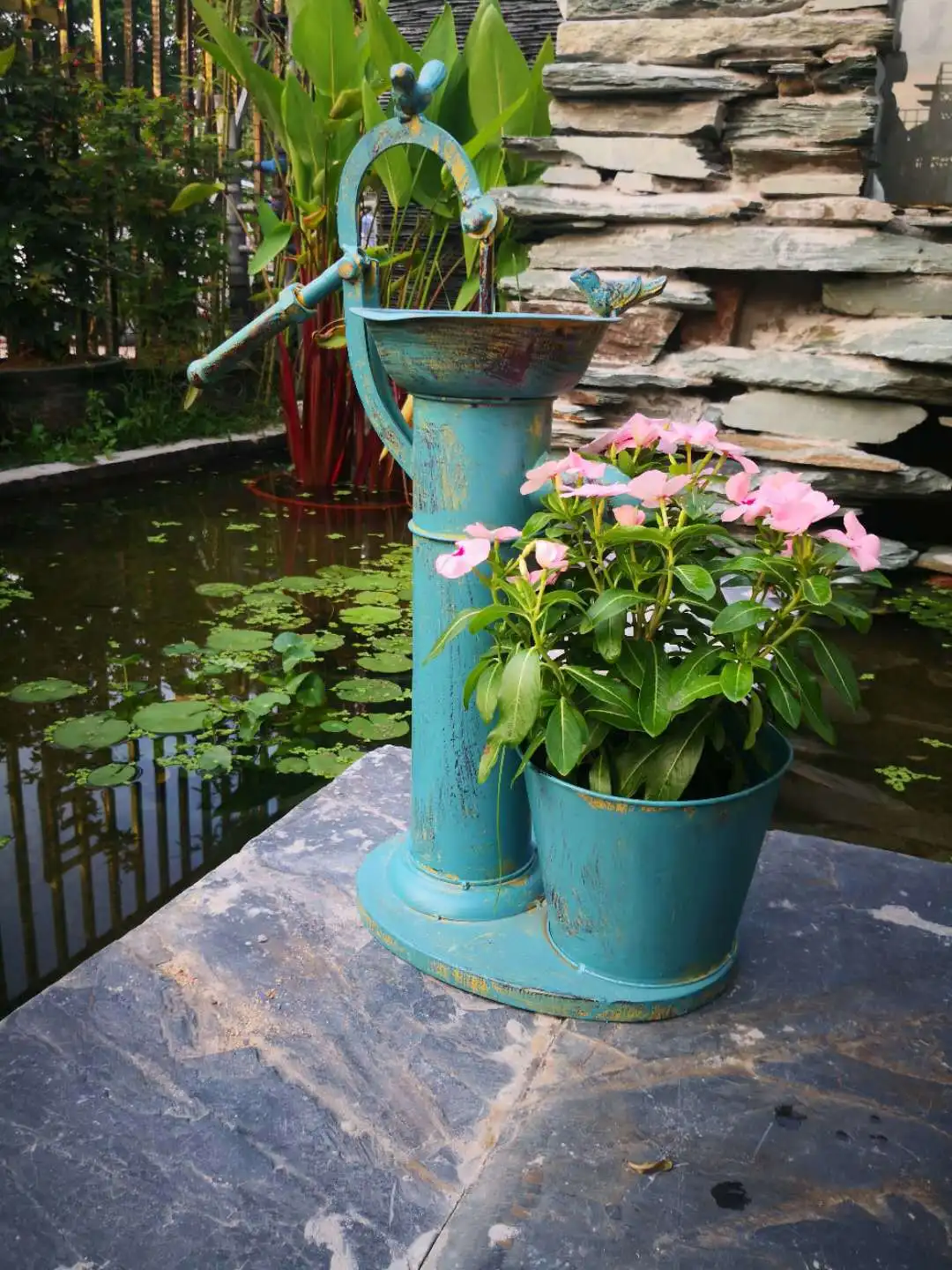 Antique Blue Water Hand Pump Flower Pot Metal Barrel Planter Bird Feeder Bath Faucet Roof Garden Balcony Courtyard Decoration