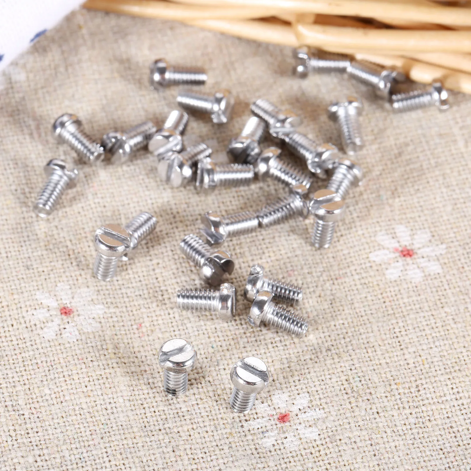 20Pcs Metal Industrial Flatcar Sewing Machines Plate Teeth Screws Presser Foot Lock Flat Needle Stitch Board Dental Screws 8*3mm