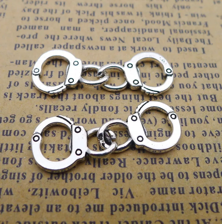 20 Pieces/lot 12mm*32mm Antique Silver Plated Metal Diy Charm Manacle Handcuffs Charms For Keychain