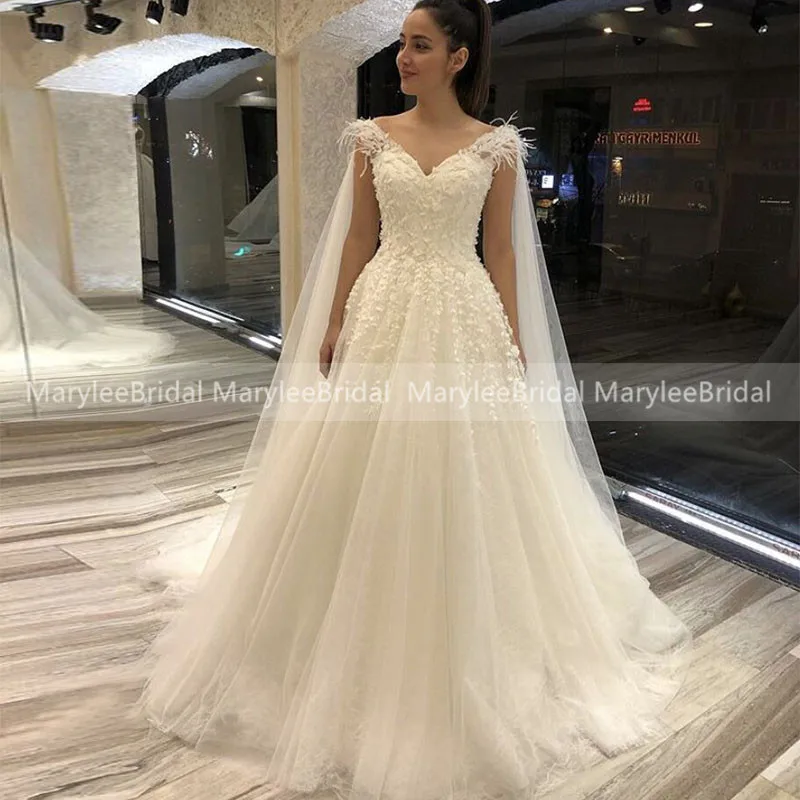 Fairy Lace Appliques Wedding Dress With Ostrich Feather Elegant V-neck Tulle Ribbon Bridal Dress Made To Measure Robe De Mariee