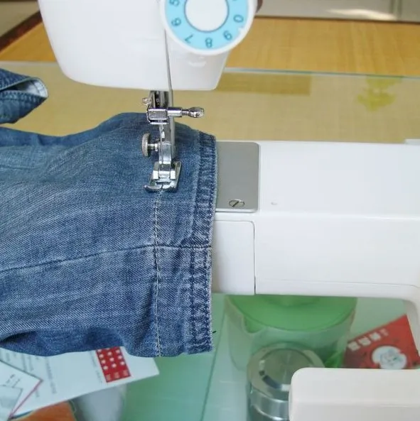 220V 105W high-power household electric sewing machine with overlock sewing machine 653