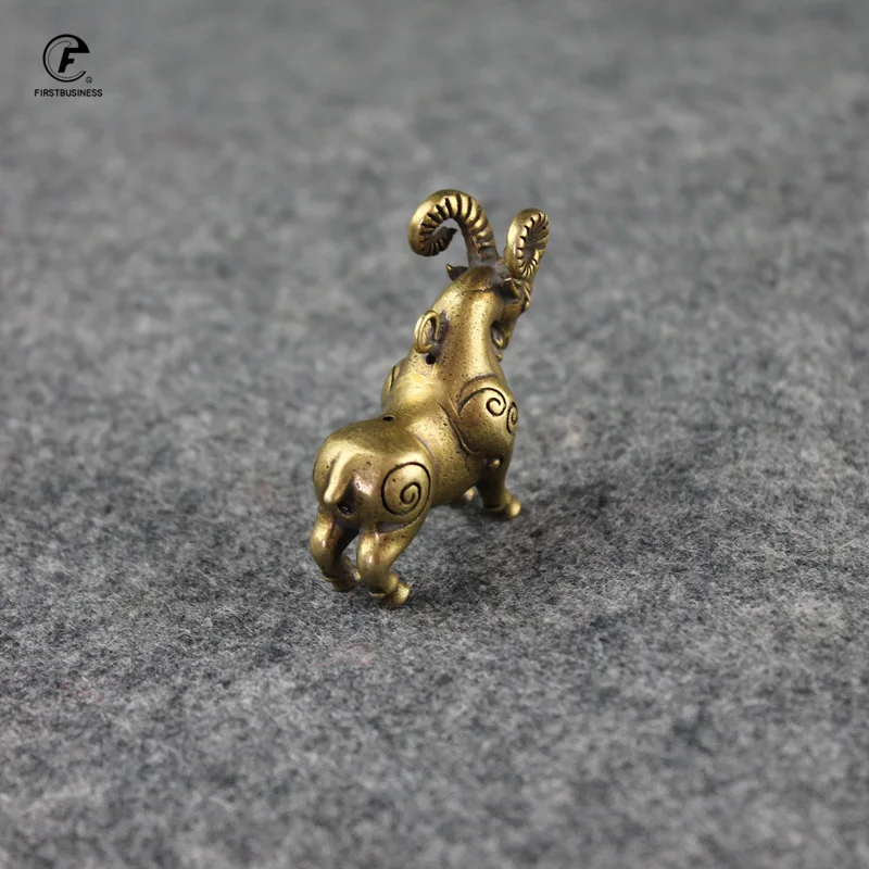 Copper Leader Sheep Small Ornaments Antique Brass Miniatures Figurine Keychain Pendant Lucky Antelope Home Decor Desk Decoration