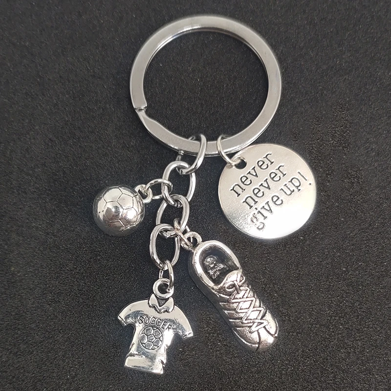 إكسسوارات الموضة لا تتخلى أبدًا تي شيرت رياضي ساحر وقلادة حذاء DIY سلسلة مفاتيح معدنية ملهمة بكلمات - أنا أحب القدم