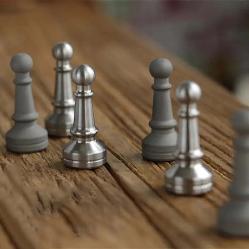 سبائك التيتانيوم الشطرنج الدولي تململ لعبة EDC ننسى القلق حجر الكبار مكافحة الإجهاد لعبة اليد سبينر EDC أداة