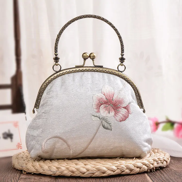 Handmade Women Vintage Floral Embroidery Clasp Handbag Female Chinese Luxury Design Cute Small Size Chain Kisslock Messenger Bag