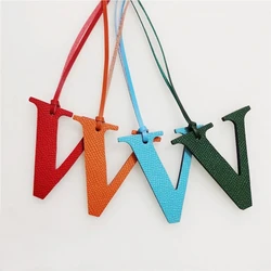 Colgante de cuero con letras en inglés, Charm V Character Bag