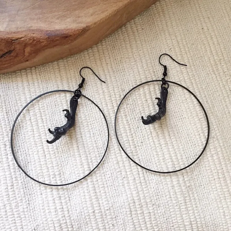 BLACK Goth Basilisk The Beast Comes At Night Earrings Dangle Claw Witch Creativity Punk Jewelry Gift Women Halloween 2021 New