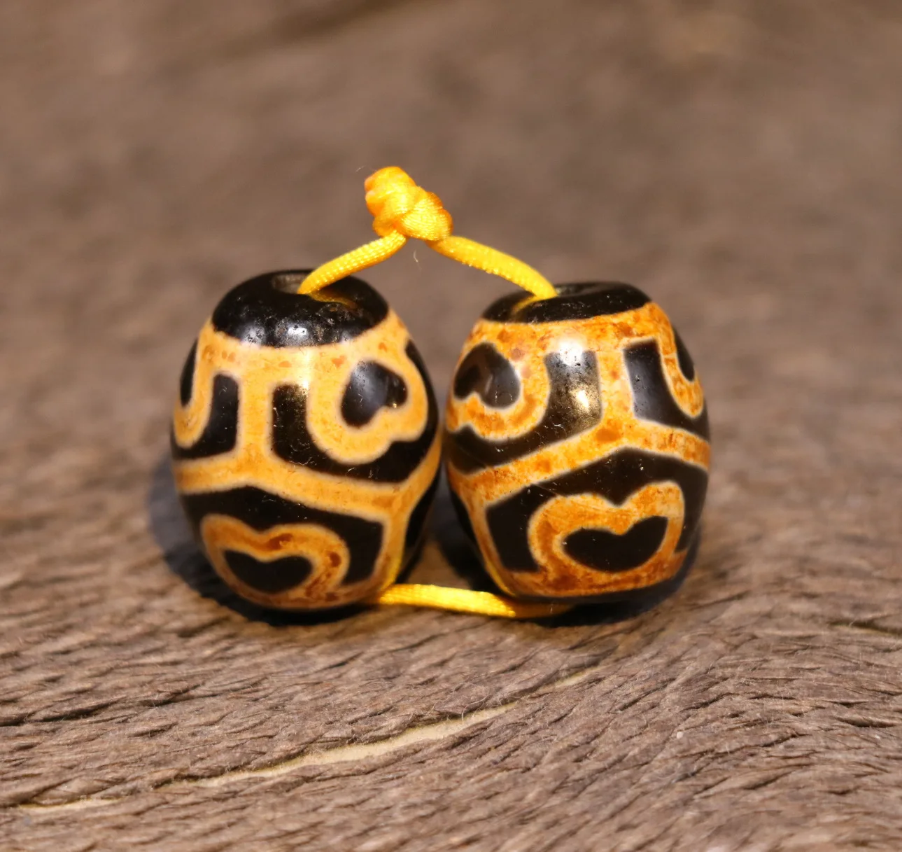 

Pair Magic Power Tibetan Old Agate Ivory Color Lotus Base Daluo dZi Bead Totems Amulet LKbrother Talisman UPS1216AQs