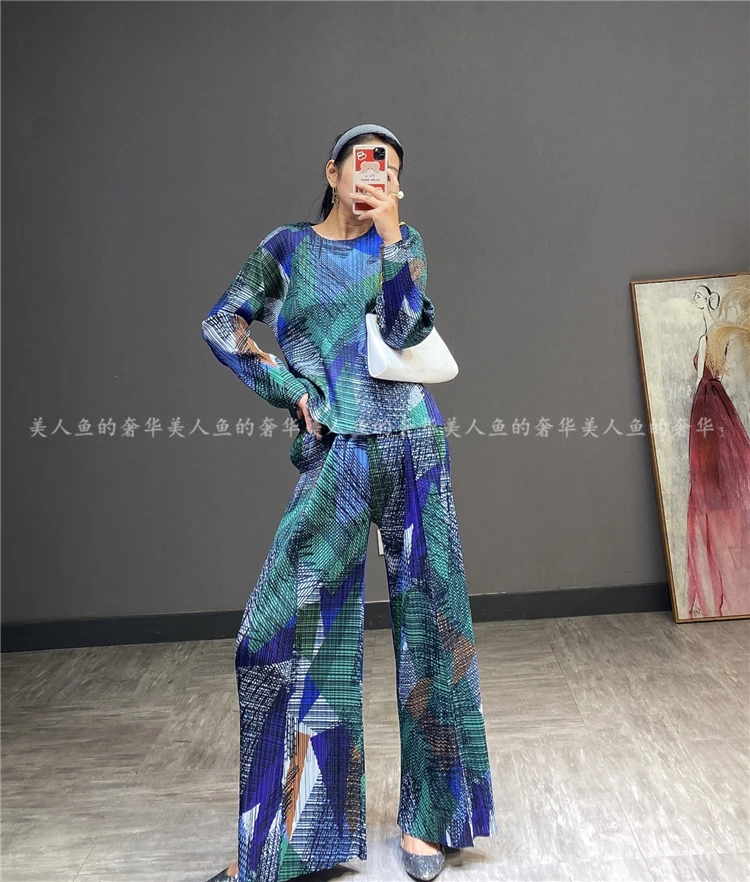 

HOT SELLING Miyake Fashion fold long sleeve o-neck T-shirt + long Wide leg pants Personality geometry print suit IN STOCK