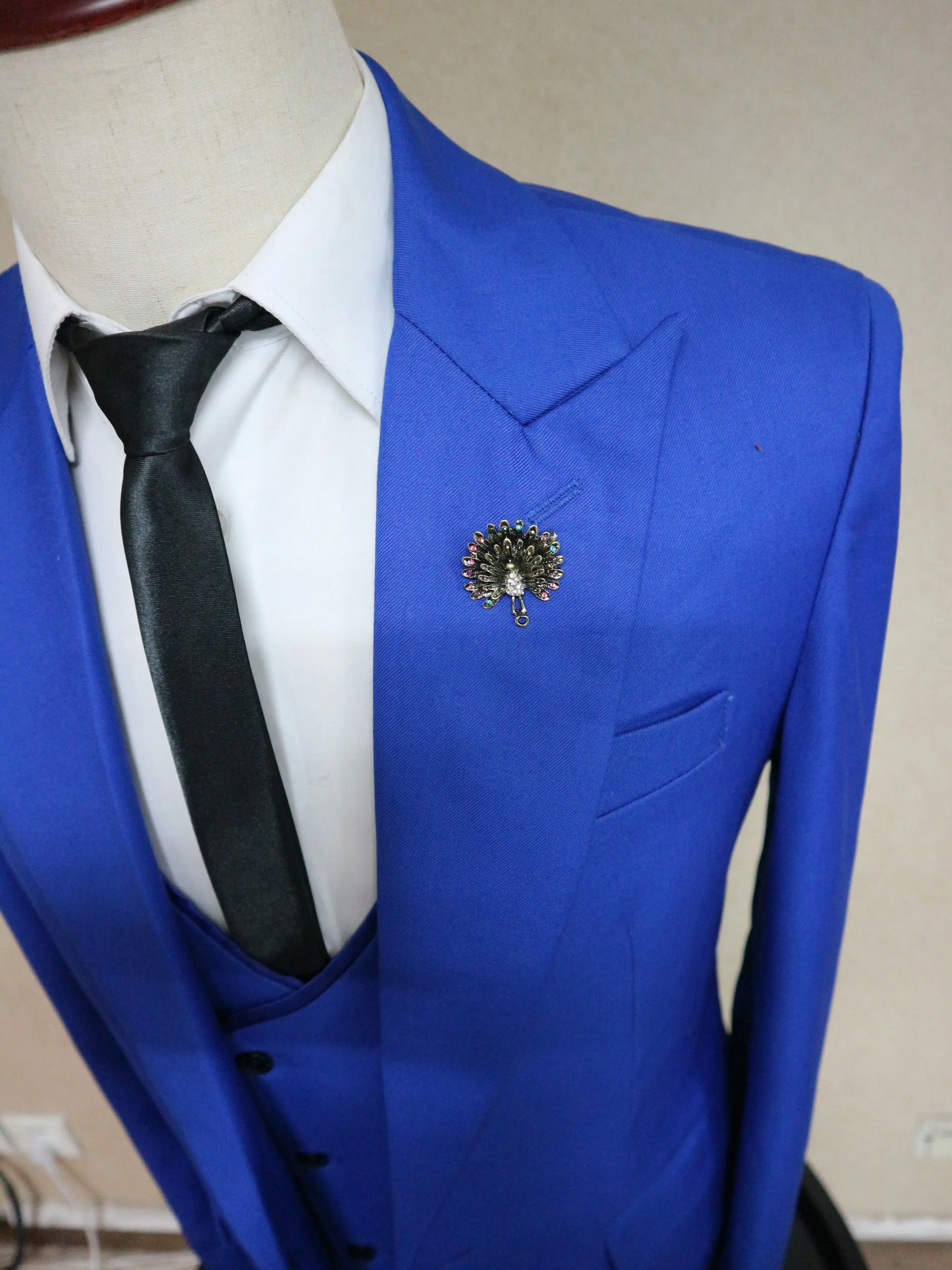 2022 Three Piece Royal Blue Men Suits Peaked Lapel Custom Made Wedding Tuxedos Slim Fit Male Suits (Jacket + Pants + Vest+Tie)