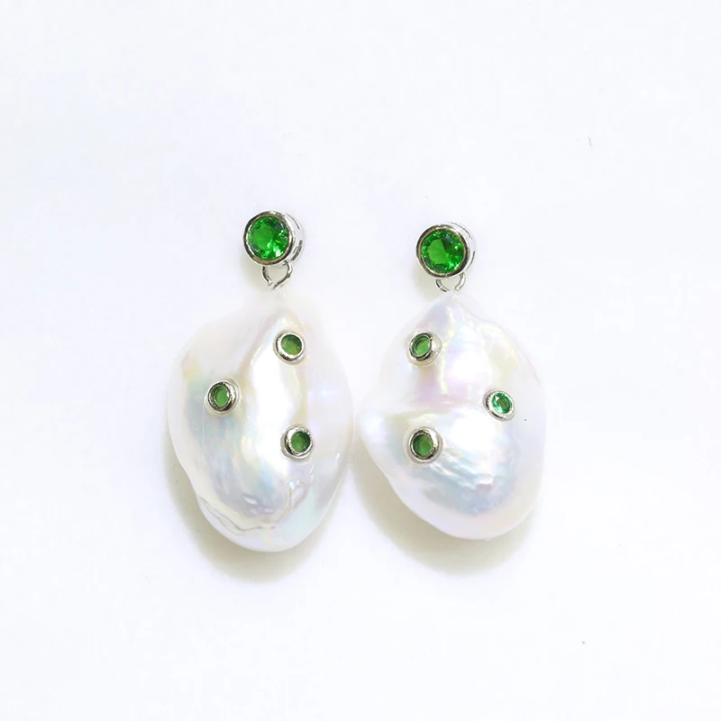 1 Pairs  Natural Cultured White Baroque Pearl Green Cz Stud Earrings