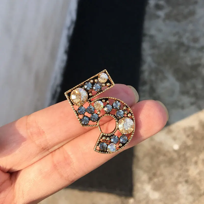 Luxury Brand Design Number 5 brooch Color Crystal Rhinestone Korean Brooches Accessories Jewelry