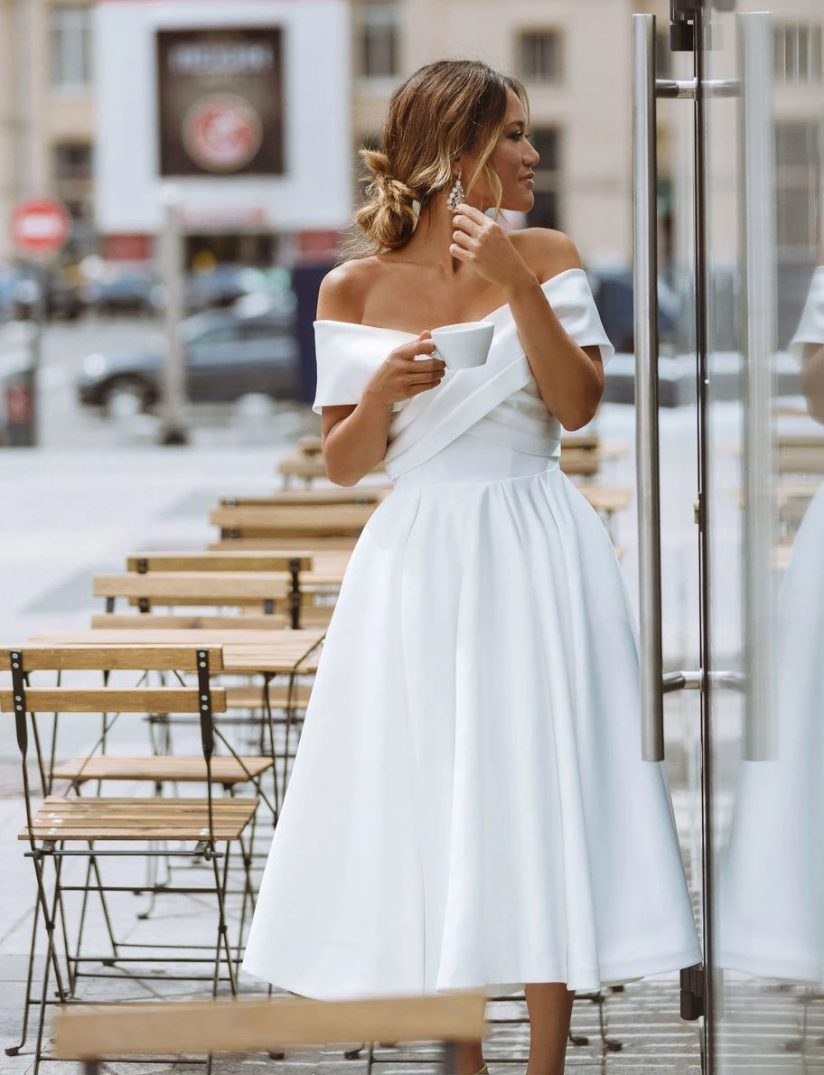 Abito da sposa in raso con spalle scoperte increspato lunghezza del tè semplice allacciatura a buon mercato danza incrociata abito da sposa da damigella d'onore avorio