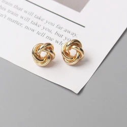 Pendientes pequeños de Metal para mujer, aretes redondos retorcidos de Color dorado, pequeños e inusuales, joyería de moda