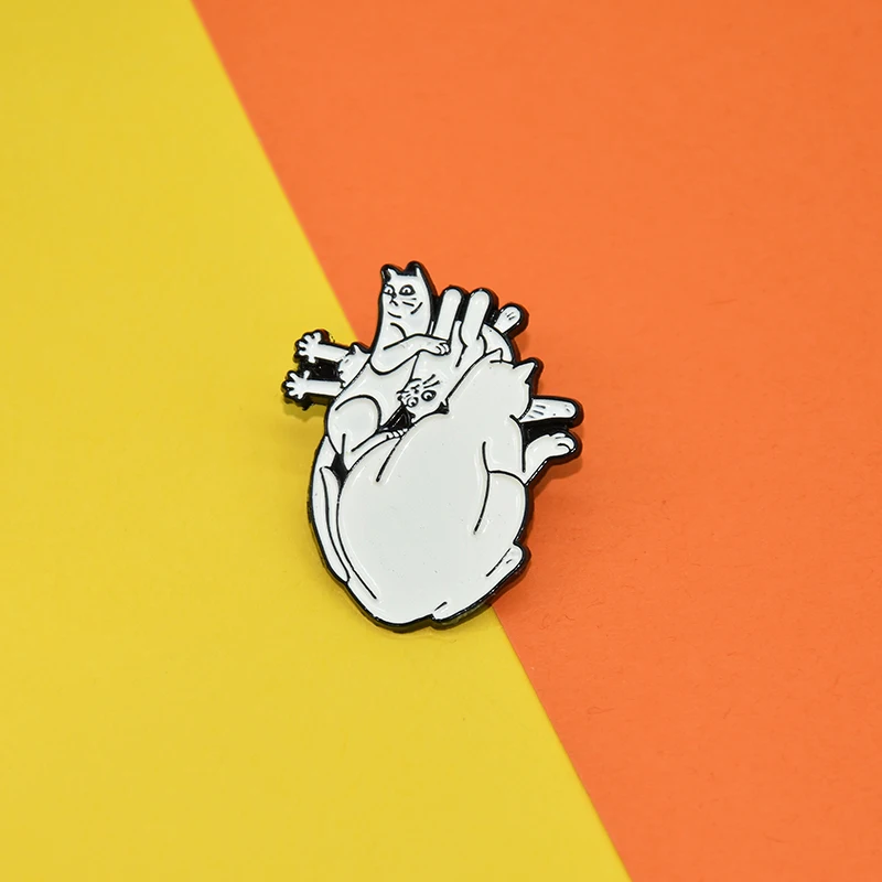 Heart Cat Badge Fashion Cute Cartoon White Cat Metal Enamel Brooch Children Trendy Kawaii Clothing Backpack Jewelry Accessories