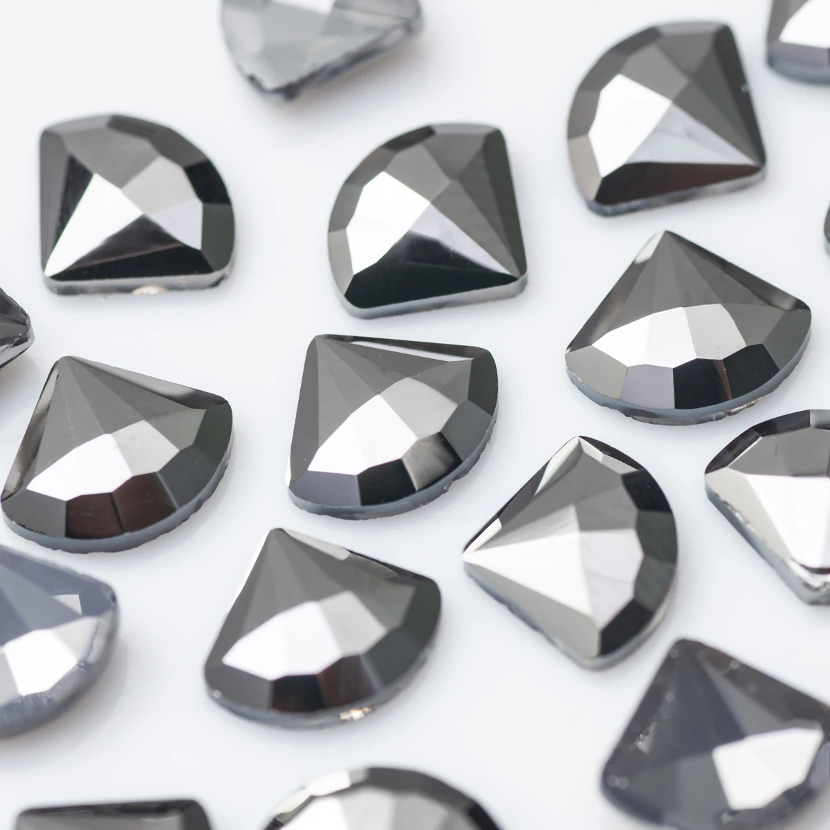 6x7mm Fächer 100 Stück Bunte Super Glänzende Strasssteine Nicht-Hotfix Für Nagelkunst Taschen Kleidung Schuhe DIY Design Handwerk Dekoration – Detail 1