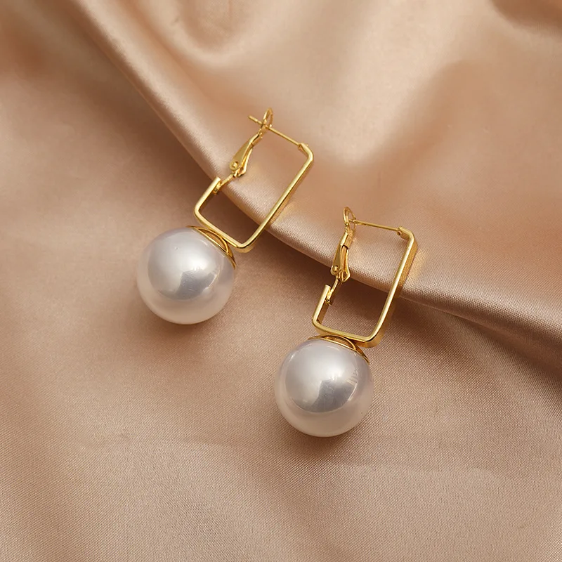 Sweet Girl Earrings Fashion New Temperament Earrings Geometric Hollow Square Dongdaemun Square Buckle Pearl Earrings Orecchini