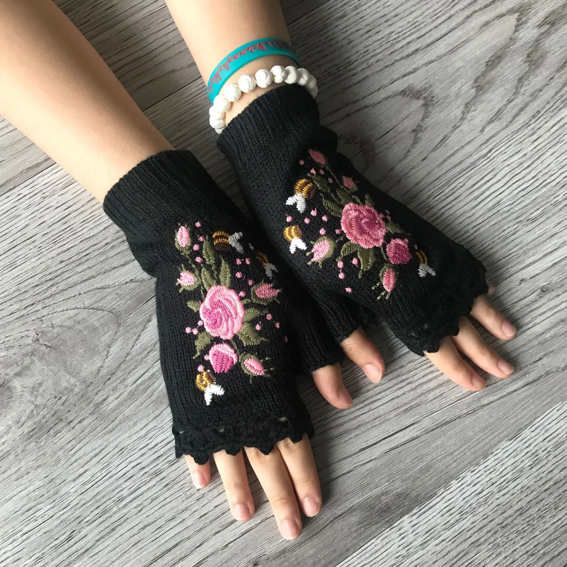 Ins High Quality Mittens Handmade Embroidery Gloves Autumn Winter Bee Floret Women\'s Warm Gloves Wool Knitted Adult Gloves