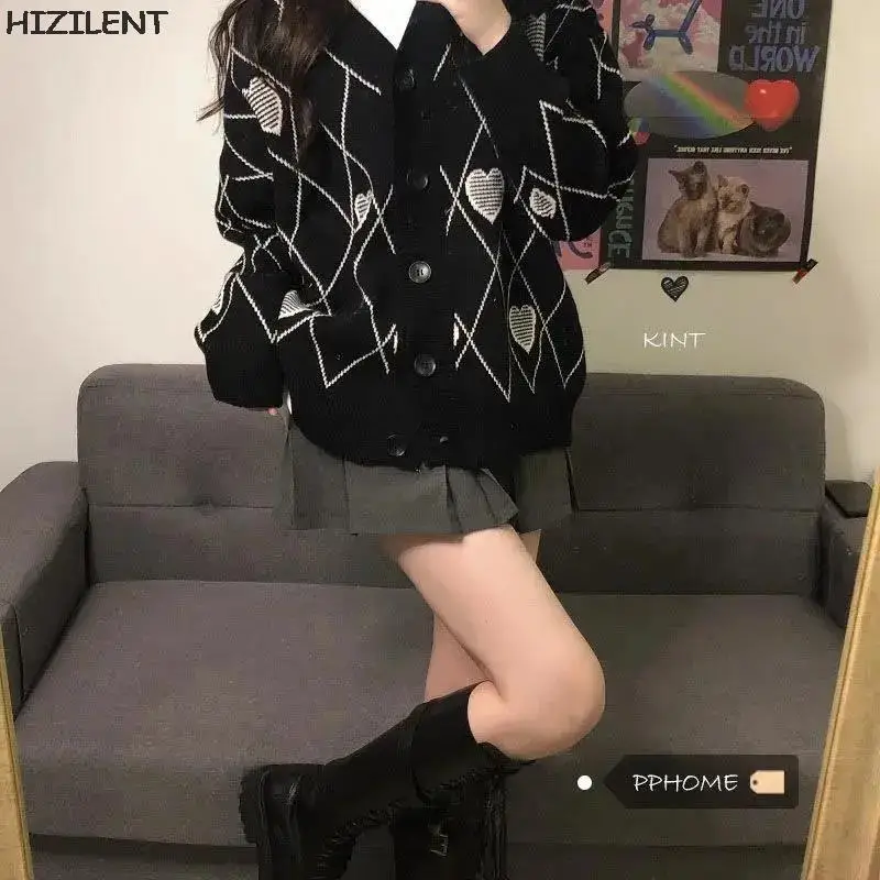 2021V-neck diamond check love sweater women\'s autumn and winter black and white contrast color knitted cardigan pullover women