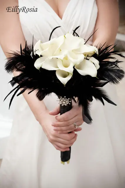 

EillyRosia Gothic Wedding Bouquet Fleur Artificielle White Calla Lily with Balck Feather Brooch Silk Ribbon Bridal Bouquet Chic