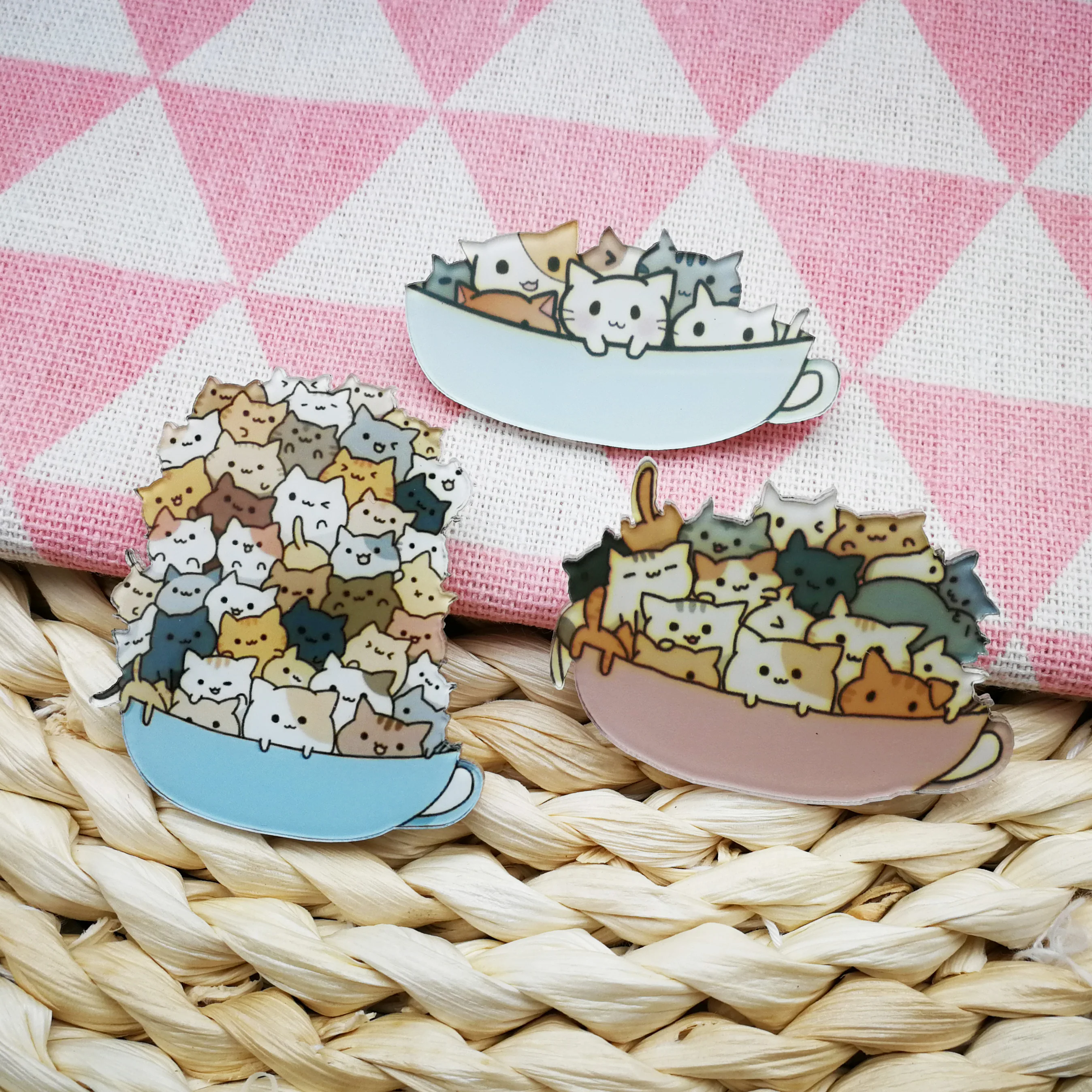 1 sztuk Cute Cartoon ułożone kot akrylowe broszka dla kobiet ubrania odznaka ikony na plecak broszki Pins zwierząt odznaki dla dzieci prezent dla