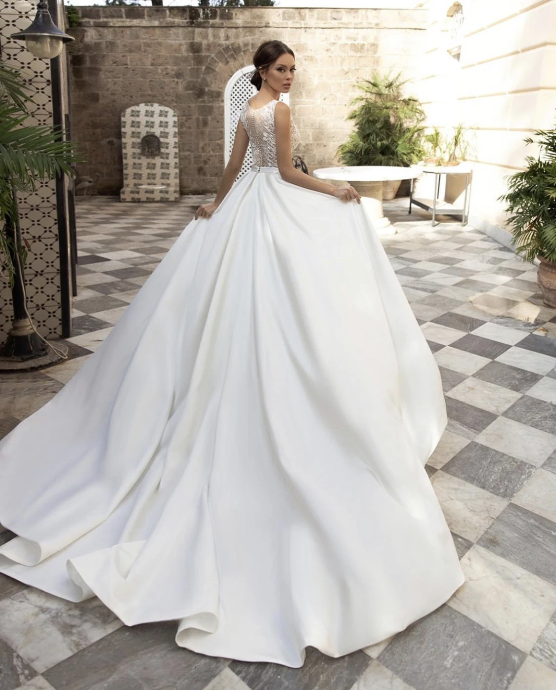 Robe de mariée en satin à col en V, robe de mariée personnalisée, perles scintillantes, bouton précieux, appliques en dentelle, train de balayage, patients