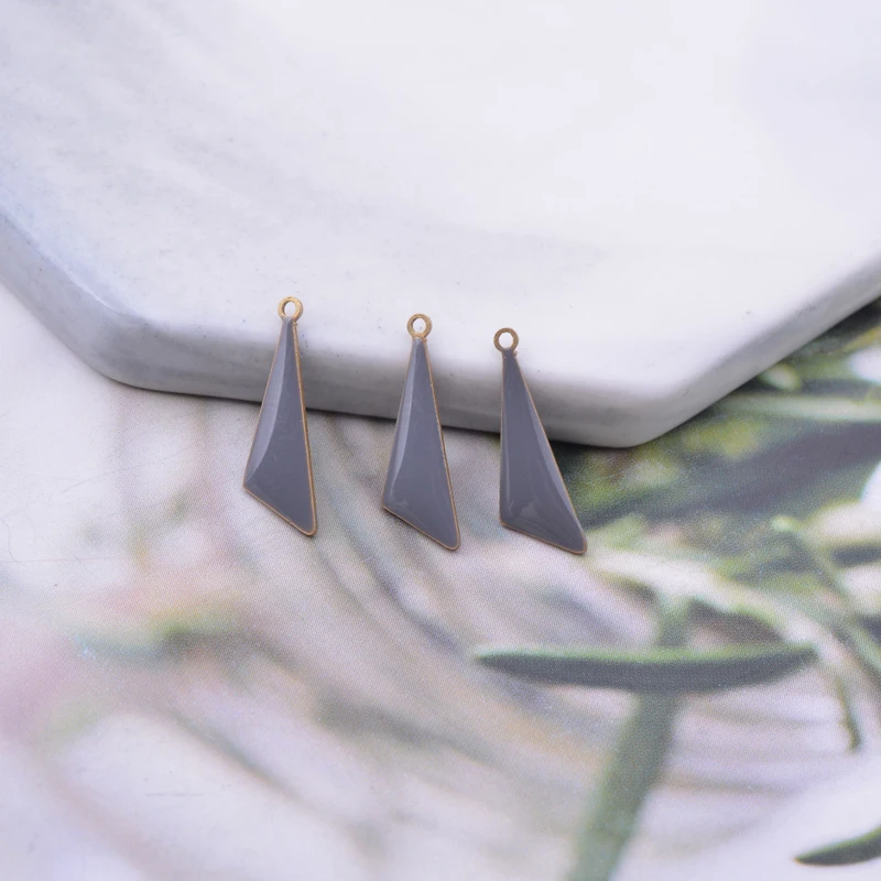 30 Stück 5*16mm Kupfer-Charms mit beidseitiger Emaille-Besetzung in geometrischer Dreiecksform für Ohrringe, Halsketten und Anhänger – Detail 3