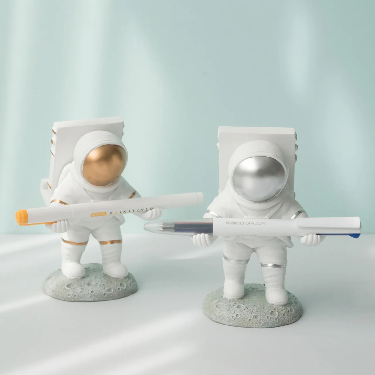 

Kawaii Astronaut Spaceman Desktop Stand Creative Mini Desktop Decoration Memo Card Storage Rack Cute Shape Gift Decoration