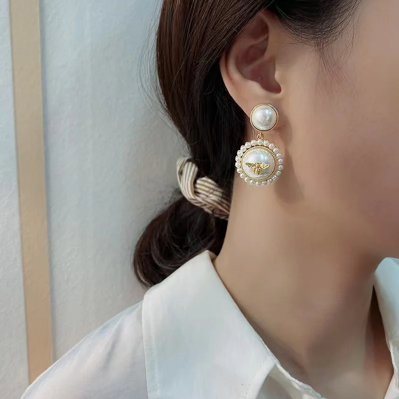 High quality vintage classic exaggerated elegance European court style temperament white pearl bee woman earring jewelry gift