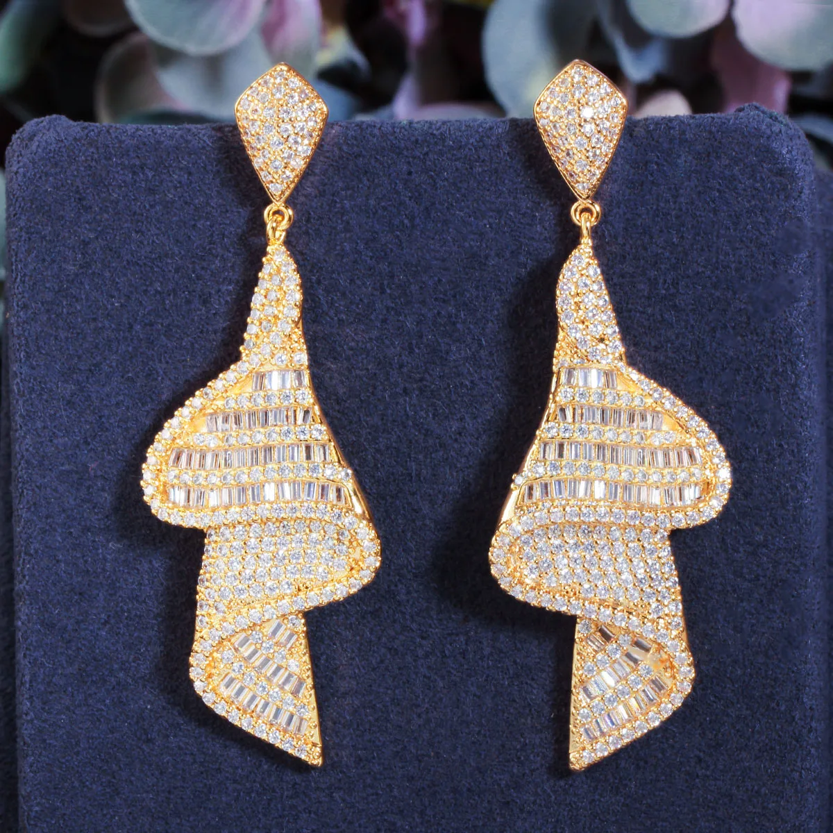 CWWZircons Geometrische Funkelnden Phantasie Weiß Zirkonia Big Lange Tropfen Ohrringe für Frauen Dubai Gold Farbe Braut Schmuck CZ803 – Detail 3
