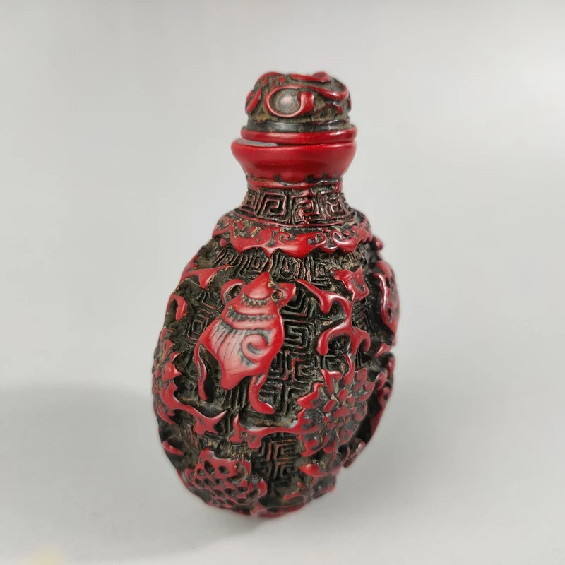 Exquisite Chinese Classical Traditional Craft Collection Home Decoration Gift Red Resin Fish Auspicious Pattern Snuff Bottle