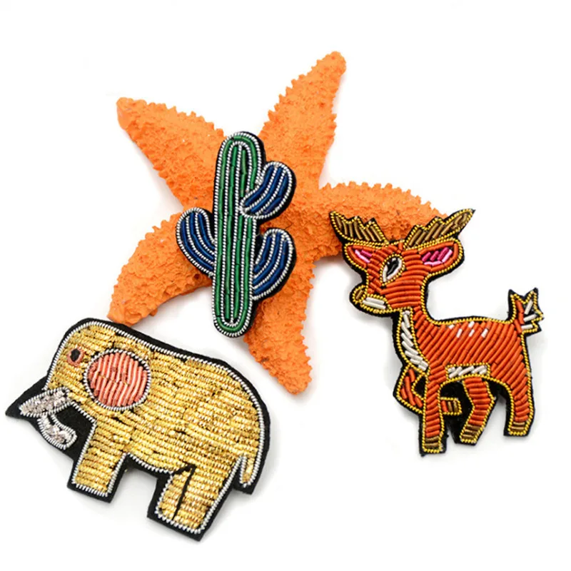 

MAXSIN FUN 1 Pcs High Quality Handmade Embroidered Indian Silk Brooch Elephant Sika Deer Garment Accessories Pin Decorative DIY