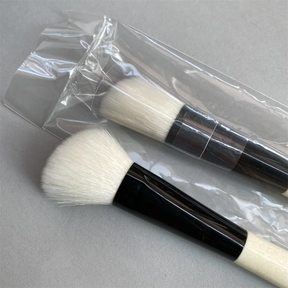 ANGLED FACE MAKEUP BRUSH Soft Sturdy Blush Powder Highlighter Contour Cosmetics Brush Beauty Tool