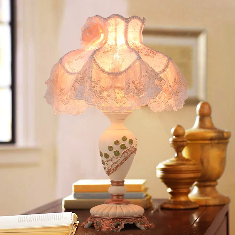 

Creative Resin Table Lamp Girl Princess Pink Warm and Idyllic Style Home Lace Table Lamp Bedroom Bedside Lamp For Living Room