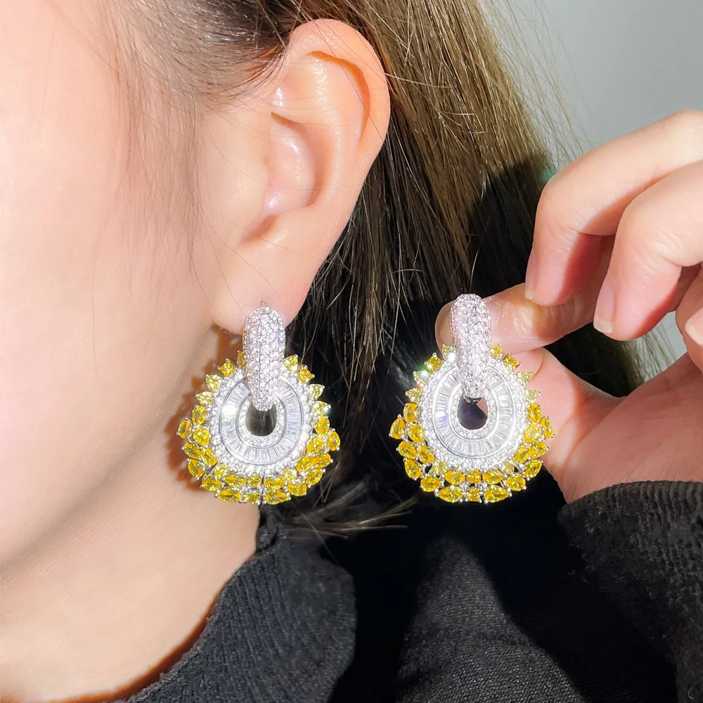 CWWZircons Top Funkelnde Gelbe CZ Große Hängende Huggie-Ohrringe für Damen Abendparty Brautschmuck Großhandel CZ105 – Detail 2