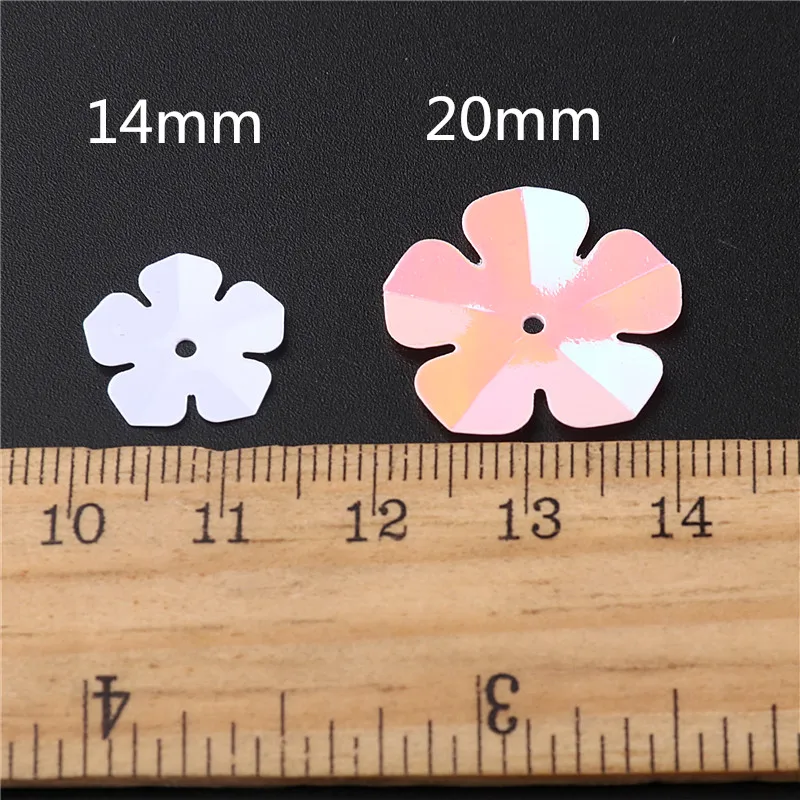 10 g/borsa 14mm/20mm Bianco Cinque Petali Fiori Paillettes PVC Paillettes Cucito Artigianale di Nozze Lentejuelas Indumenti Accessori FAI DA TE