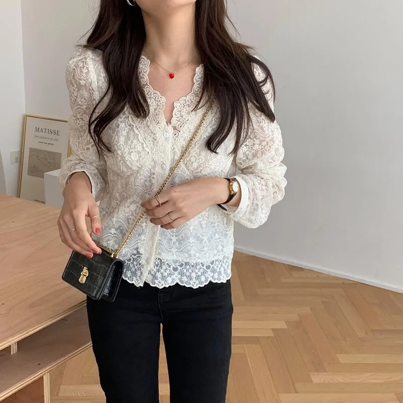 Koreanische Chic Feste Spitze Häkeln Bluse Frauen V-ausschnitt einreiher Floral Hemd Durchsichtig Tops Blusas Mujer De Moda 2021 14683