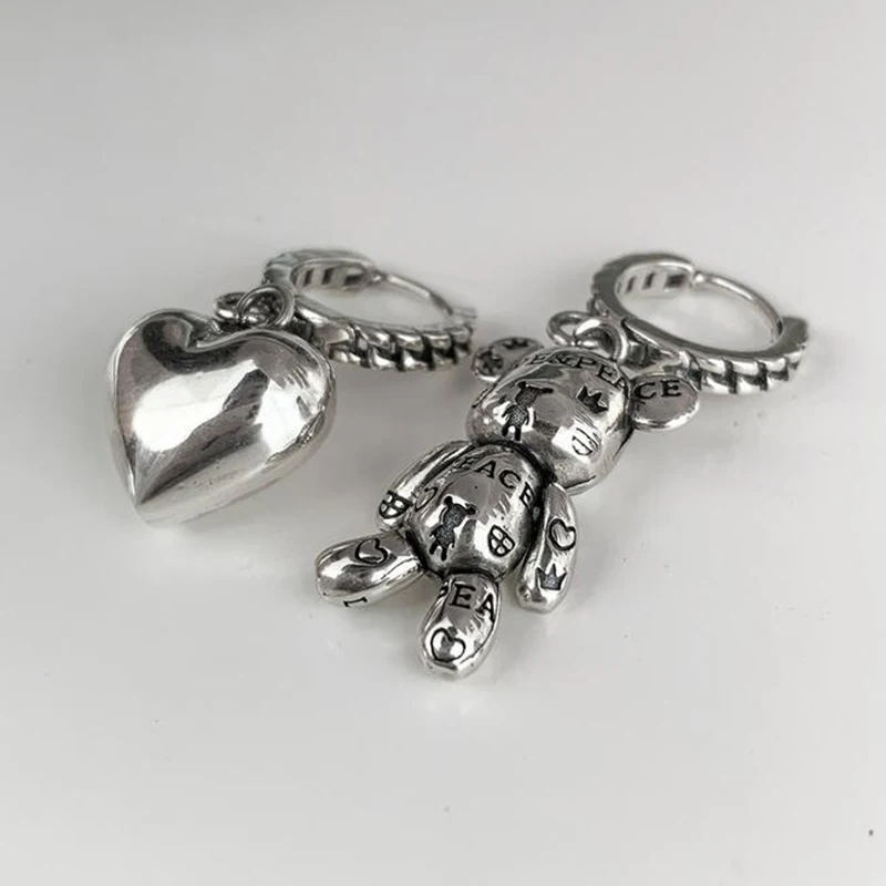 Pendientes de aro de Color plateado para mujer, aretes asimétricos de oso pequeño, corazón de amor, joyería de fiesta, accesorios Vintage